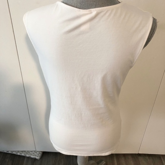 🕙 BASIC BRAND WHITE V SLEEVLESS TOP SIZE MEDIUM - Picture 8 of 8
